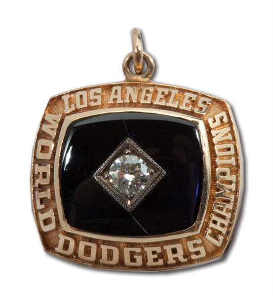 1981 LOS ANGELES DODGERS WORLD SERIES CHAMPION 14K GOLD PENDANT