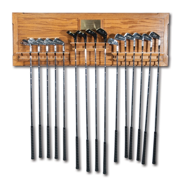 ARNOLD PALMER FULL SET OF LIMITED EDITION (#0033/1000) GOLF CLUBS COMMEMORATING HIS 1954 USGA AMATEUR CHAMPIONSHIP WITH WOODEN WALL DISPLAY RACK (NSM COLLECTION)