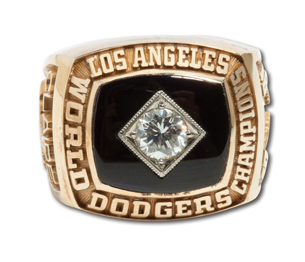 FRED CLAIRES 1981 LOS ANGELES DODGERS 14K GOLD WORLD CHAMPIONSHIP RING - MINT CONDITION IN ORIGINAL PRESENTATION BOX (CLAIRE LOA)