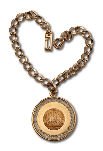1973 NEW YORK METS NATIONAL LEAGUE CHAMPIONS 12K GOLD PENDANT BRACELET ISSUED TO WIFE OF GM BOB SCHEFFING (SCHEFFING COLLECTION)
