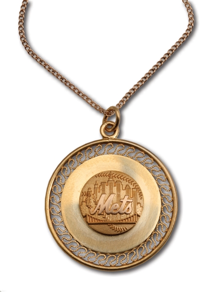 1973 NEW YORK METS NATIONAL LEAGUE CHAMPIONS 12K GOLD PENDANT NECKLACE ISSUED TO WIFE OF GM BOB SCHEFFING (SCHEFFING COLLECTION)