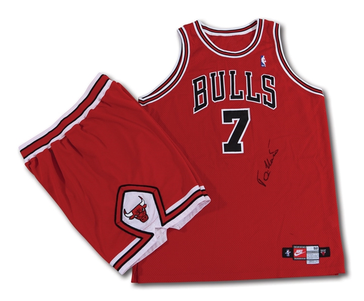 1998-99 TONI KUKOC AUTOGRAPHED CHICAGO BULLS GAME-WORN ROAD JERSEY AND SHORTS