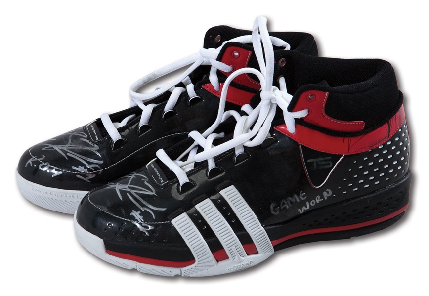 2008-09 DERRICK ROSE DUAL-SIGNED & INSCRIBED "R.O.Y." CHICAGO BULLS (ROOKIE YEAR) GAME WORN ADIDAS DROSE1 SHOES