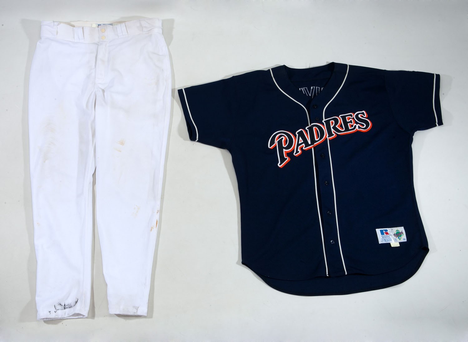 Lot Detail - TONY GWYNN'S 9/14/1998 CAREER HIT #2,915 GAME WORN & SIGNED  UNIFORM ENSEMBLE INCL. JERSEY, PANTS, CAP, BATTING GLOVES & WRISTBANDS  (SDHOC COLLECTION)