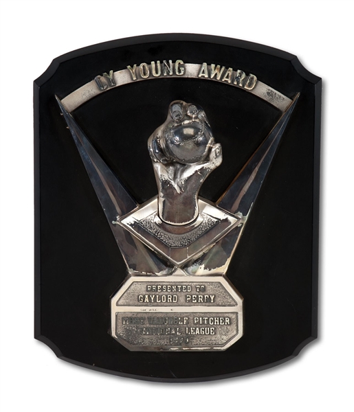 1978 GAYLORD PERRY NATIONAL LEAGUE CY YOUNG AWARD (SDHOC COLLECTION)