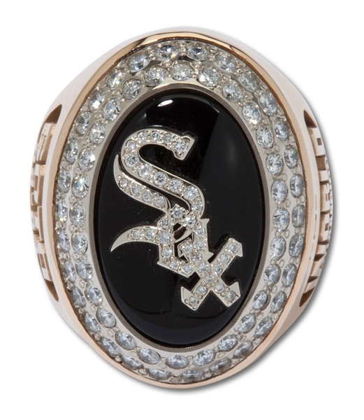 2005 CHICAGO WHITE SOX WORLD SERIES CHAMPIONS 14K GOLD RING (PLAYERS VERSION) ISSUED TO CLUBS EXECUTIVE CHEF W/ ORIGINAL PRESENTATION BOX
