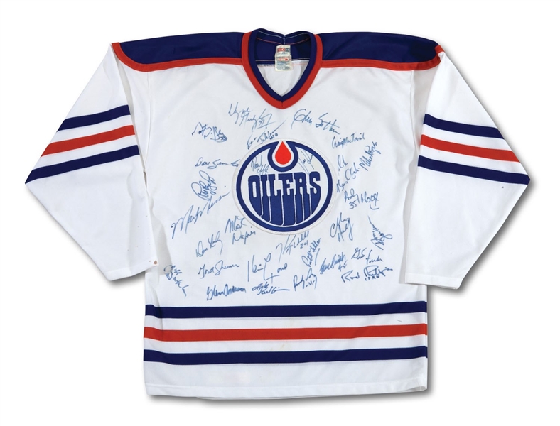 1985-86 EDMONTON OILERS TEAM SIGNED JERSEY WITH 28 AUTOGRAPHS INCL. GRETZKY & MESSIER