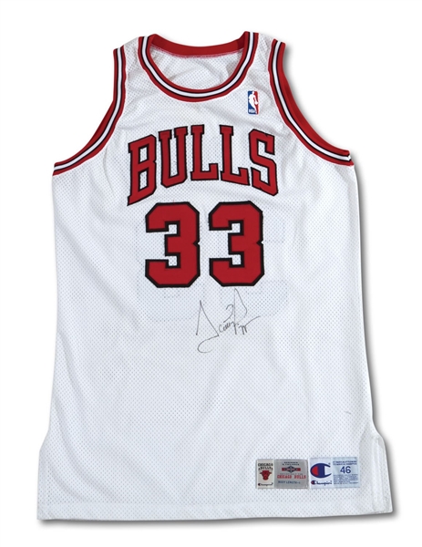 1995-96 SCOTTIE PIPPEN AUTOGRAPHED CHICAGO BULLS GAME WORN HOME JERSEY FROM 72-10 CHAMPIONSHIP SEASON (MEARS)
