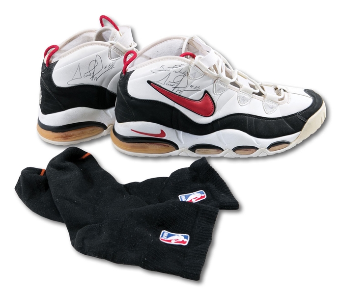 1995-96 SCOTTIE PIPPEN GAME WORN & DUAL-SIGNED NIKE UPTEMPO SHOES (INCL. SOCKS) FROM BULLS 72-10 CHAMPIONSHIP SEASON (PIPPEN FRIEND PROVENANCE)