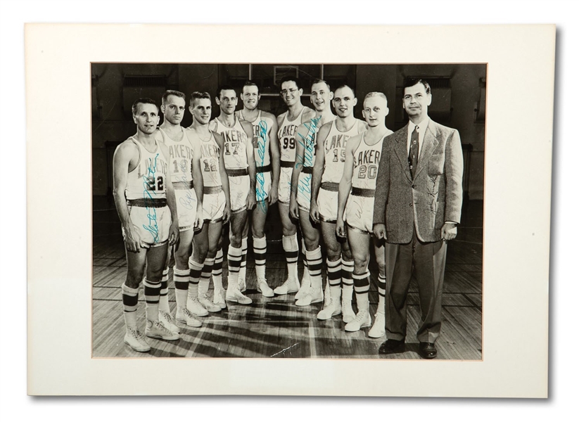1953-54 MINNEAPOLIS LAKERS NBA CHAMPIONS TEAM SIGNED ORIGINAL 11" X 14" PHOTOGRAPH FROM VERN MIKKELSONS PERSONAL COLLECTION