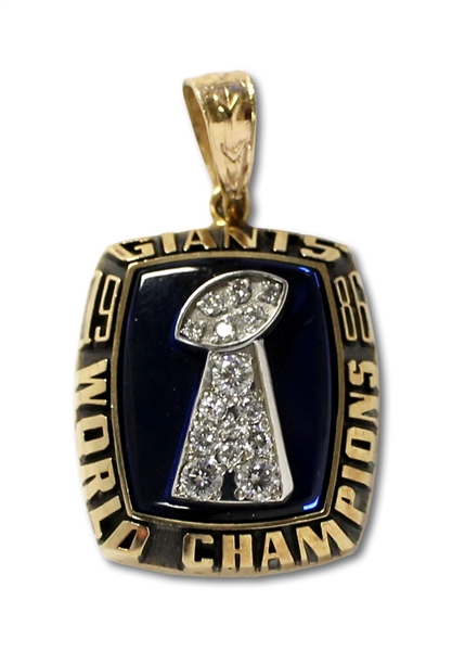 1986 NEW YORK FOOTBALL GIANTS SUPER BOWL XXI CHAMPIONS 10K GOLD PENDANT ISSUED TO TRAINERS WIFE