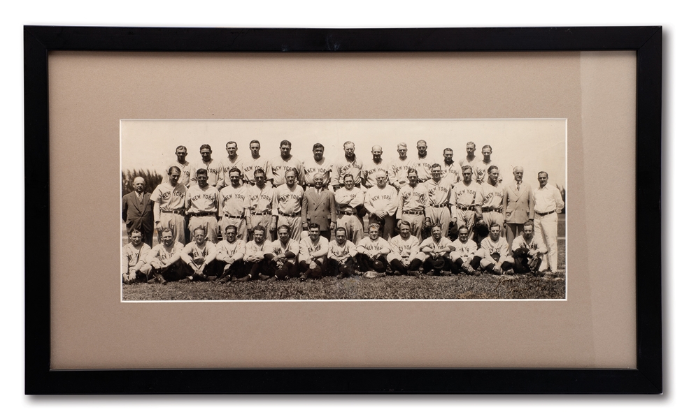 1933 NEW YORK YANKEES PANORAMIC TEAM PHOTO WITH RUTH AND GEHRIG (THORNE STUDIOS)