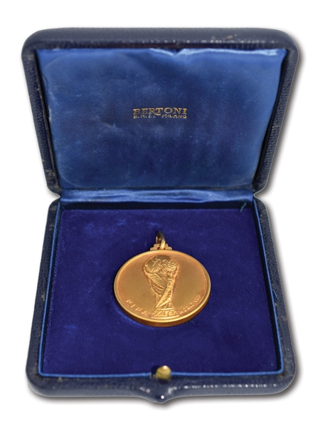 1982 FIFA WORLD CUP CHAMPIONS GOLD MEDAL AWARDED TO ITALY NATIONAL TEAM MEMBER