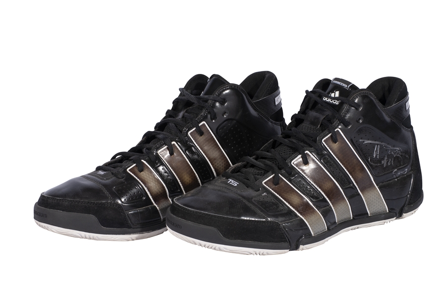2009-10 TIM DUNCAN GAME WORN & DUAL-SIGNED ADIDAS TS21 SIGNATURE MODEL SHOES (KNICKS BALL BOY COLLECTION)