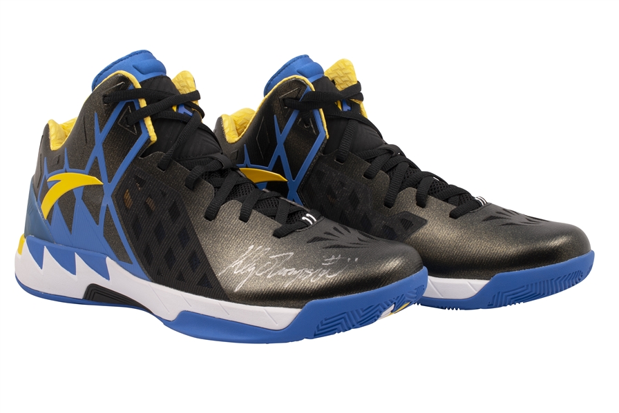 2015-16 KLAY THOMPSON (73-9 SEASON) GAME ISSUED & DUAL-SIGNED ANTA KT1 SIGNATURE MODEL SHOES (KNICKS BALL BOY COLLECTION)