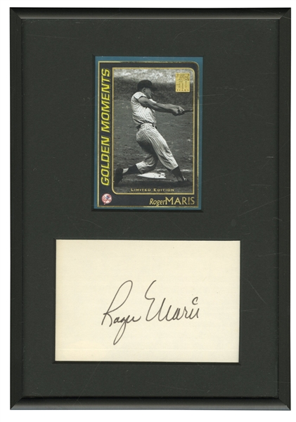 ROGER MARIS AUTOGRAPHED INDEX CARD DISPLAYED WITH MODERN TOPPS ISSUE