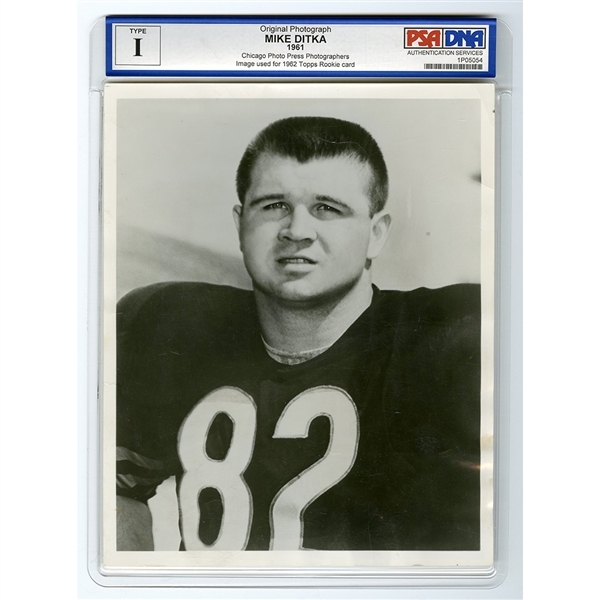 1961 MIKE DITKA CHICAGO BEARS ROOKIE SEASON ORIGINAL 8x10 PHOTO USED FOR HIS 1962 TOPPS #17 ROOKIE CARD (PSA/DNA TYPE I)
