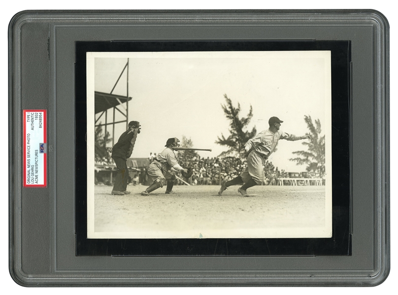 1931 LOU GEHRIG ORIGINAL SWEEPING HORIZONTAL ACTION PHOTOGRAPH - (PSA/DNA TYPE I)