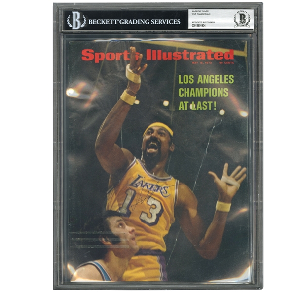 MAY 15, 1972 WILT CHAMBERLAIN SIGNED SPORTS ILLUSTRATED COVER PHOTO (BECKETT ENCAPSULATED)