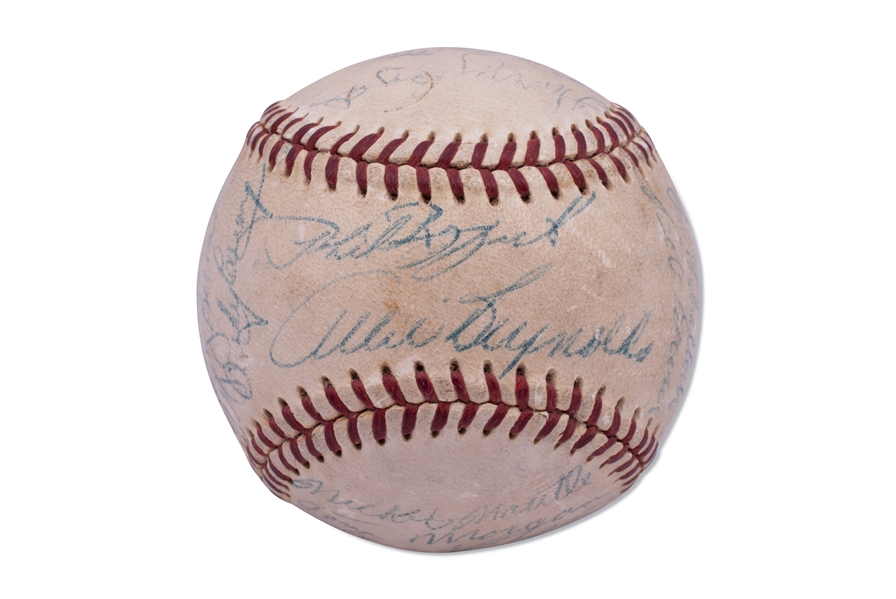 VINTAGE 1950S ERA NEW YORK YANKEES SIGNED BASEBALL (28 SIGNATURES INCLUDING MICKEY MANTLE, YOGI BERRA, BILLY MARTIN, RIZZUTO & REYNOLDS ON SWEET SPOT) - EARLY MANTLE SIGNATURE - BECKETT 