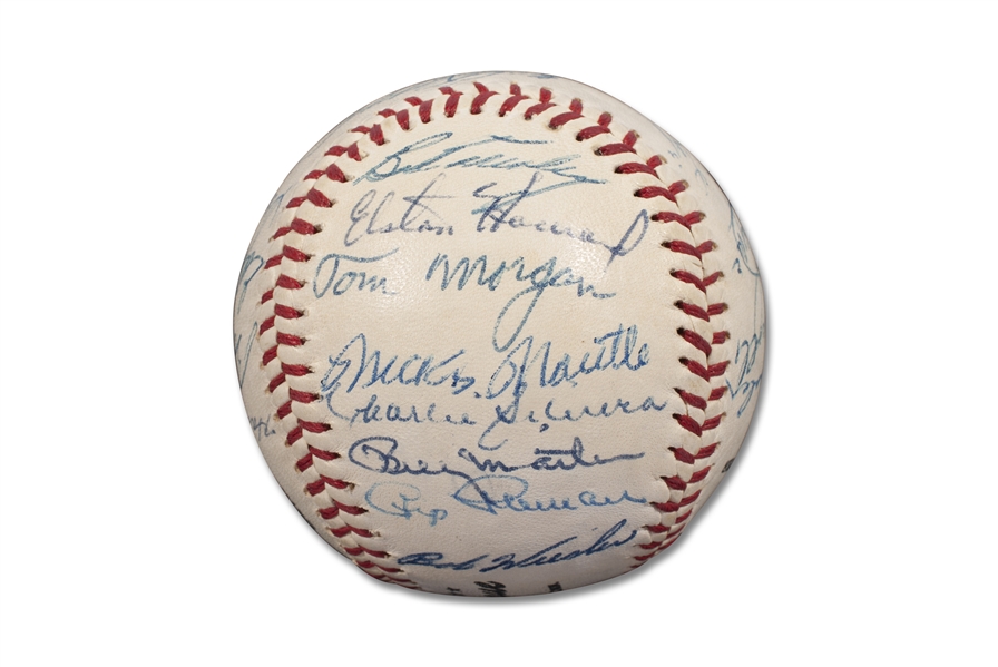 1955 NEW YORK YANKEES TEAM SIGNED BASEBALL W/ 24 SIGNATURES INCLUDING MANTLE, BERRA, FORD, RIZZUTO, MARTIN & HOWARD - PSA MINT 9