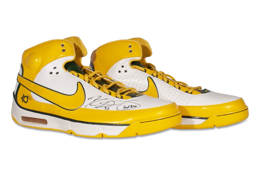 RARE 2007-08 KEVIN DURANT SEATTLE SUPERSONICS GAME WORN & AUTOGRAPHED NIKE KD ROOKIE SEASON SHOES - BECKETT
