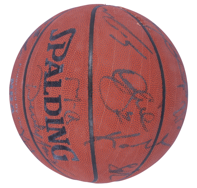 1998-99 LOS ANGELES LAKERS TEAM SIGNED BASKETBALL INCL. KOBE BRYANT & SHAQUILLE ONEAL - BECKETT LOA