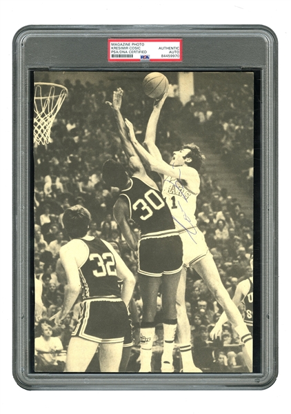 VERY RARE EARLY 1970S KRESIMIR COSIC (D. 1995 AGE 46) AUTOGRAPHED 8.5" X 11" MAGAZINE PAGE - VINTAGE BALLPOINT - FRESH TO THE HOBBY - BASKETBALL HOF 1996 - BYU - YUGOSLAVIA - FIBA - PSA/DNA