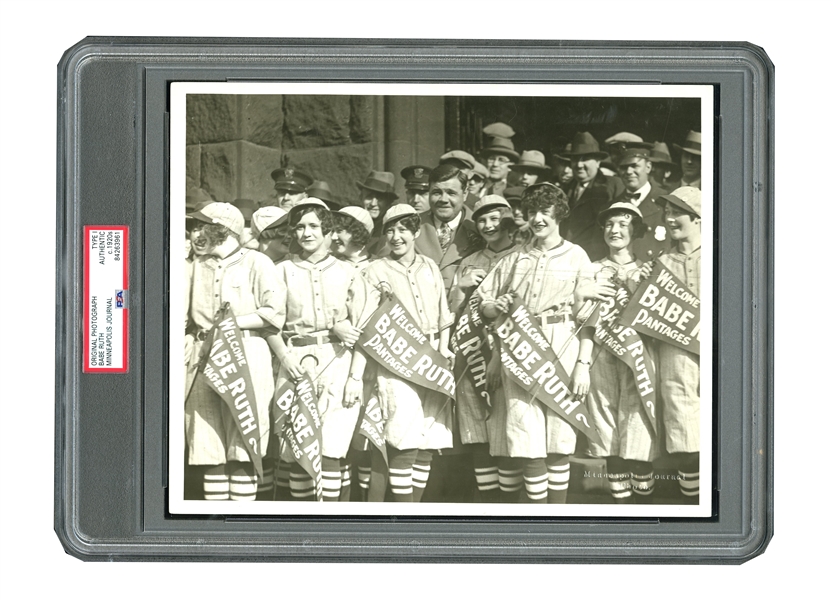C. 1920S BABE RUTH GIRL USHERS MEET BABE AT STATION ORIGINAL 8" X 10" PHOTOGRAPH - PSA/DNA TYPE I