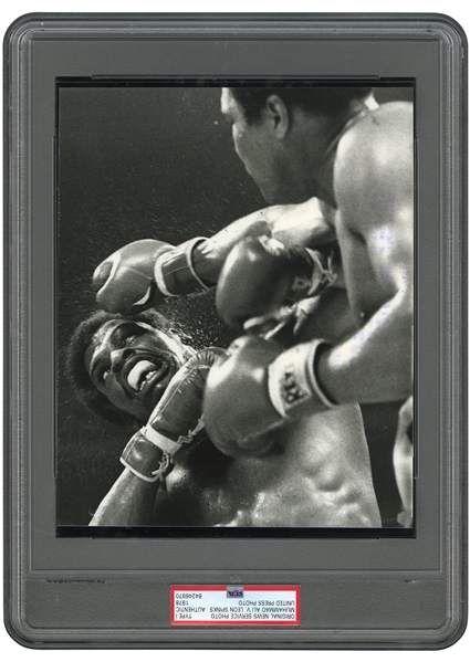 1978 MUHAMMAD ALI VS LEON SPINKS ORIGINAL PHOTOGRAPH - "ALI SLAMS A RIGHT HAND TO THE FACE OF LEON SPINKS" - PSA/DNA TYPE 1