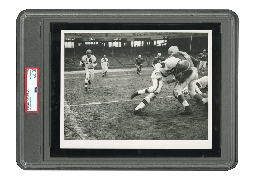 HISTORIC 1954 OTTO GRAHAM NFL CHAMPIONSHIP ORIGINAL PHOTOGRAPH - PSA/DNA TYPE 1