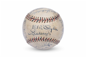 1938 NEW YORK YANKEES TEAM SIGNED SPALDING BASEBALL WITH LOU GEHRIG ON THE SWEET SPOT - PSA/DNA LOA