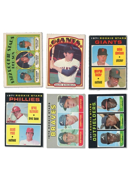 GROUP OF (6) 1970-72 TOPPS BASEBALL ROOKIE CARDS INCL. 70 #621 D. EVANS; 71 #276 G. FOSTER (O-PEE-CHEE), #439 LUZINSKI, #797 BAKER/BAYLOR; 72 #79 FISK (O-PEE-CHEE) & MORE (CANADA 150)