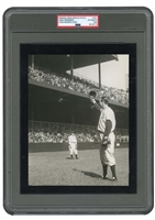 OCT. 6, 1940 HANK GREENBERG ORIGINAL PHOTOGRAPH - SALUTES CROWD AFTER HOME RUN DURING GAME 5 OF WORLD SERIES - PSA/DNA TYPE I