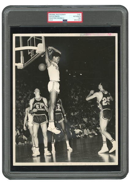 1967 LEW ALCINDOR UCLA VS. USC ORIGINAL PHOTOGRAPH (AWESOME REVERSE SLAM DUNK) - PSA/DNA TYPE I