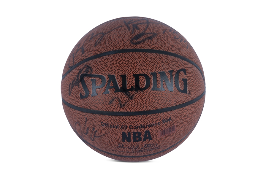 2004-05 LOS ANGELES CLIPPERS TEAM SIGNED SPALDING BASKETBALL - INC. ELTON BRAND, SHAWN LIVINGSTON (ROOKIE SEASON), COREY MAGGETTE, BOBBY SIMMONS - BECKETT LOA
