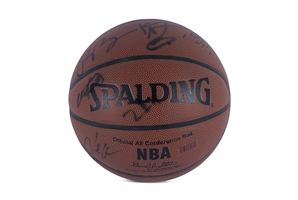 2004-05 LOS ANGELES CLIPPERS TEAM SIGNED SPALDING BASKETBALL - INC. ELTON BRAND, SHAWN LIVINGSTON (ROOKIE SEASON), COREY MAGGETTE, BOBBY SIMMONS - BECKETT LOA