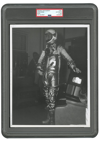 1962 JOHN GLENN (FIRST MAN TO ORBIT EARTH) ORIGINAL PHOTOGRAPH IN HIS FAMOUS SPACE SUIT - PSA/DNA TYPE I