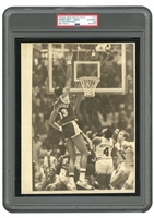 1983 KAREEM ABDUL-JABBAR NBA FINALS ORIGINAL PHOTOGRAPH OF HIS FAMOUS SKY HOOK (THE SPORTING NEWS ARCHIVES) - PSA/DNA TYPE I