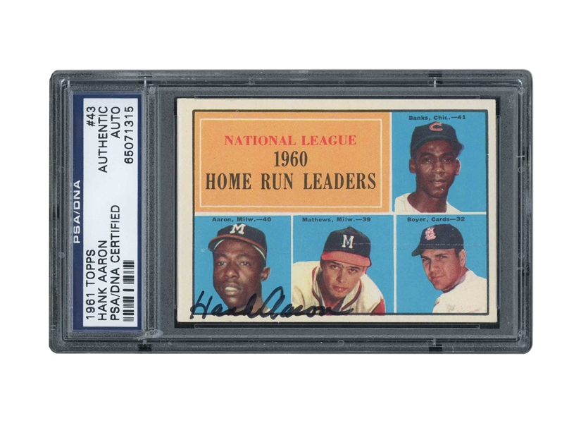 1961 TOPPS #43 N.L. HOME RUN LEADERS SIGNED BY HANK AARON - PSA/DNA AUTHENTIC