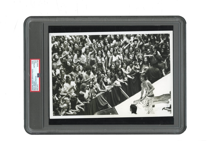 1972 MICK JAGGER & THE ROLLING STONES IN CONCERT AT MADISON SQUARE GARDEN ORIGINAL PHOTOGRAPH - PSA/DNA TYPE I
