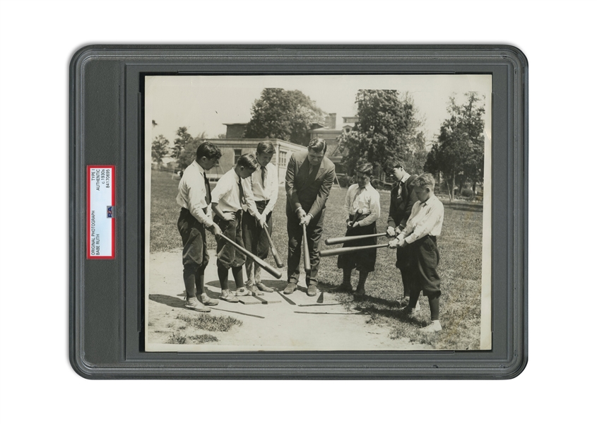 1930S BABE RUTH ORIGINAL PHOTOGRAPH SHOWING A GROUP OF YOUNGSTERS HOW TO GRIP A BASEBALL BAT - PSA/DNA TYPE I