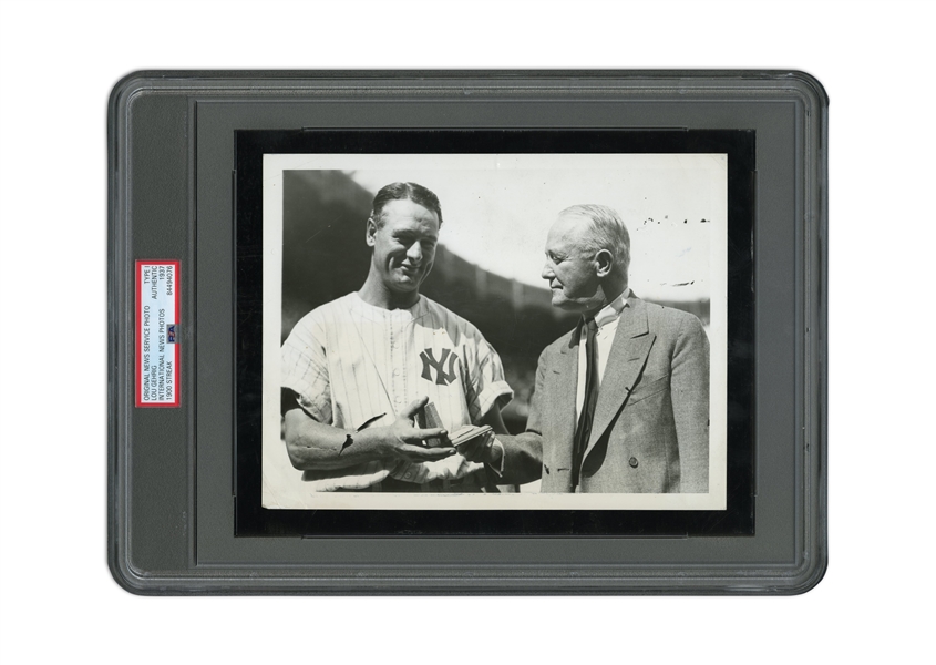 1937 LOU GEHRIG ORIGINAL PHOTOGRAPH RECEIVING THE IRON MAN AWARD - PSA/DNA TYPE I