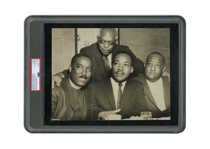 C. 1961 MARTIN LUTHER KING JR. AND OTHER CIVIL RIGHTS ACTIVISTS ORIGINAL PHOTOGRAPH - PSA/DNA TYPE I
