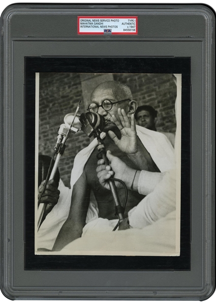 1947 GANDHI ORIGINAL PHOTOGRAPH DURING FROM IMPORTANT SPEECH IN DELHI (3 MO. BEFORE HIS ASSASSINATION) - PSA/DNA TYPE I
