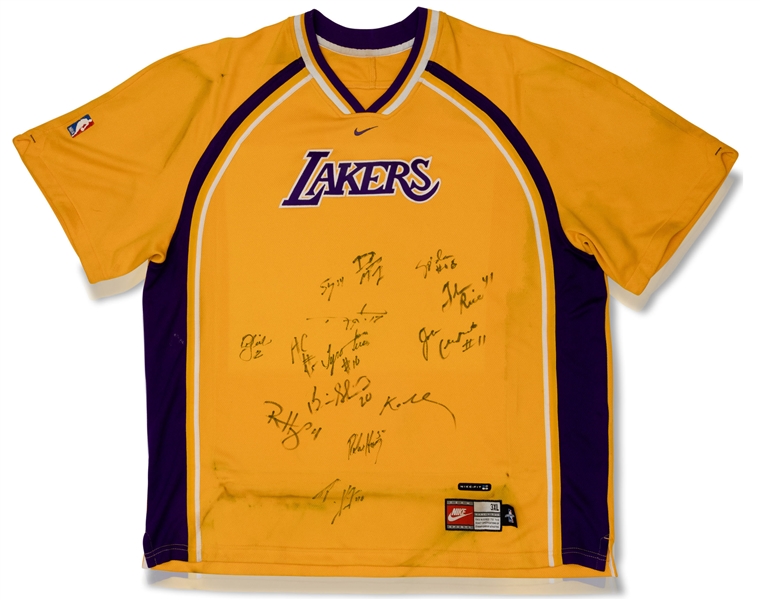 1999-2000 Los Angeles Lakers NBA Champions Team Signed (w/ Kobe & Shaq) 1998-99 Player Issued Home Warm-Up/Shooting Shirt Worn by Travis Knight - Lakers Employee Provenance, PSA/DNA LOA