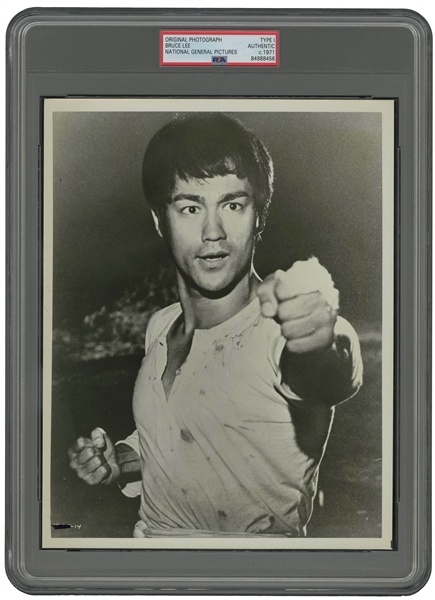 1971 Bruce Lee Original Photograph (Awesome Punch Pose) – PSA/DNA Type 1