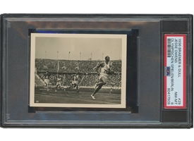 1936 Berlin Olympischen Speilen Presse-Bild-Zentrale Braemer & Güll #29 Jesse Owens – PSA NM-MT 8 (Stands Alone as Highest Graded in Every Pop Report)